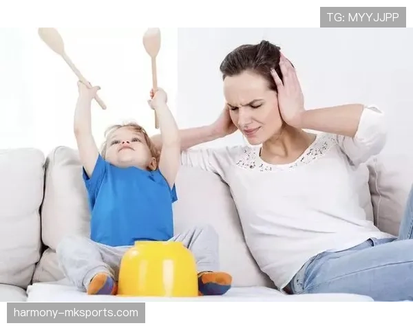 常园早上提着菜篮子出门，下午社交照里靠窗喝香槟，这反差我服